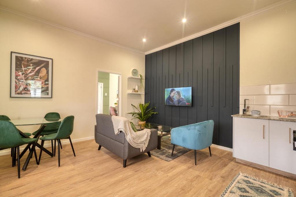 Windermere Apartment | Hampton Collection Modern 1 or 2 Bedroom Serviced Apartment with Pool