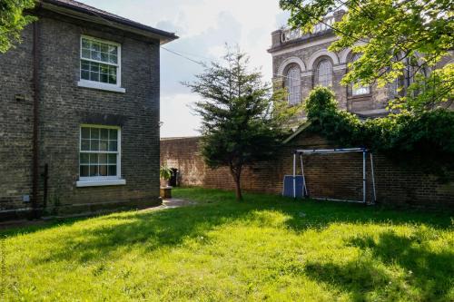 Richmond-upon-Thames Villa | Hampton Court Cottage
