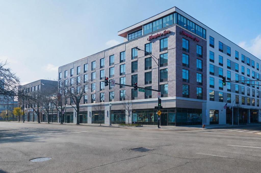 Rogers Park Hotel | Hampton Inn Chicago North-Loyola Station, Il