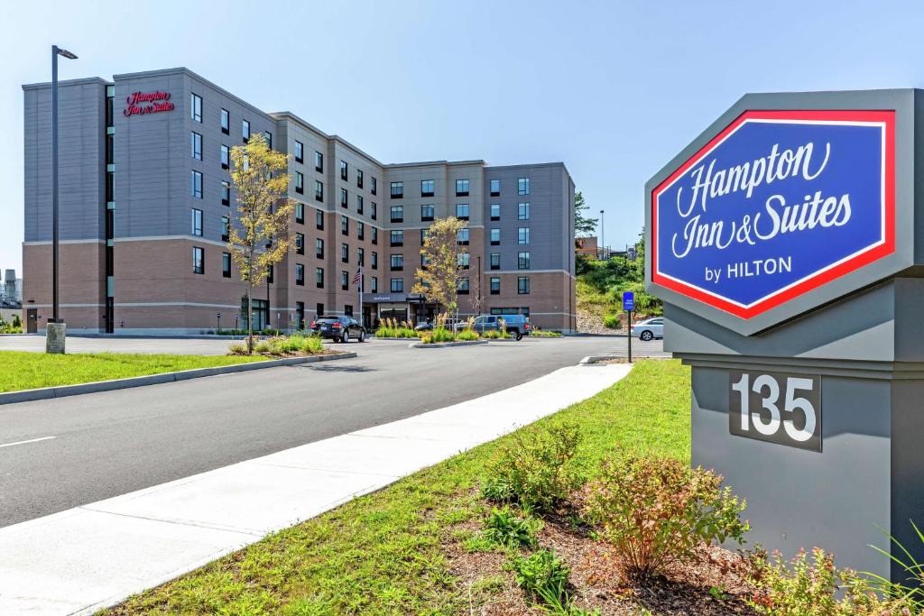 Waltham Hotel | Hampton Inn & Suites Boston/Waltham