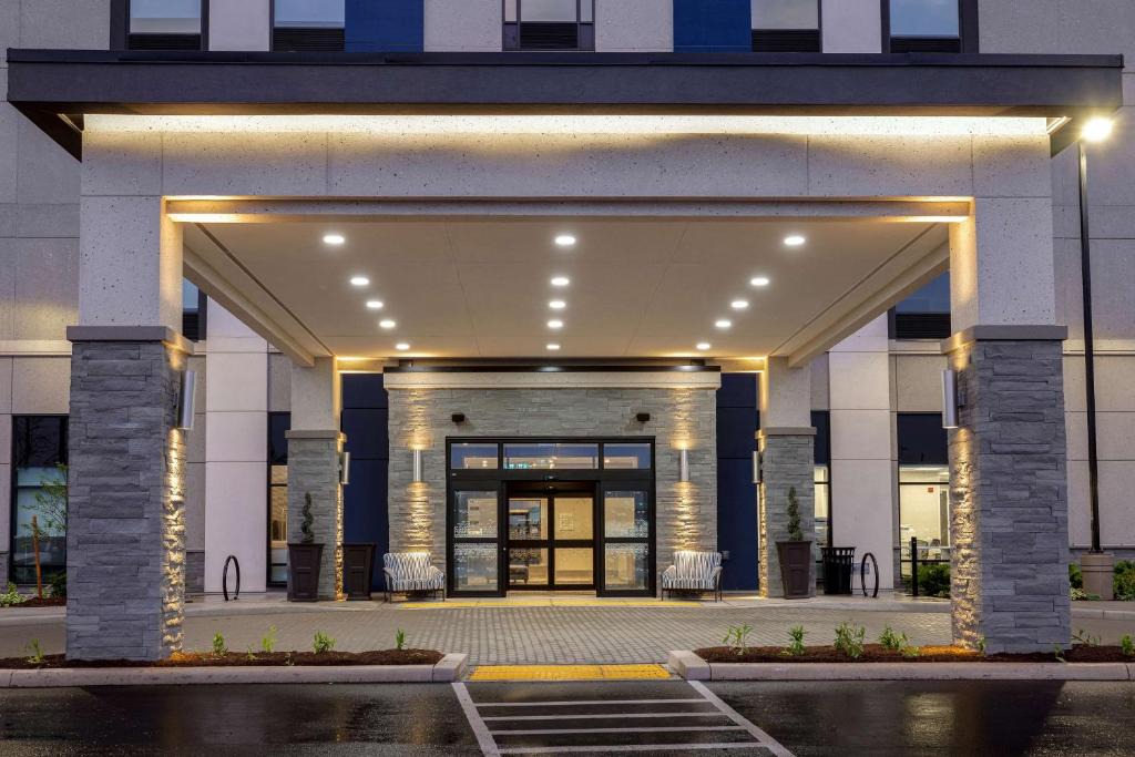 Burlington Hotel | Hampton Inn & Suites Burlington, Ontario, Canada