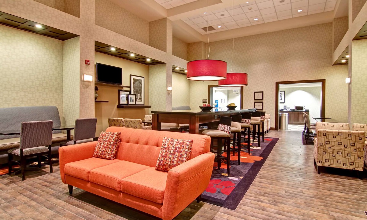 Red Deer Hotel | Hampton Inn & Suites by Hilton Red Deer