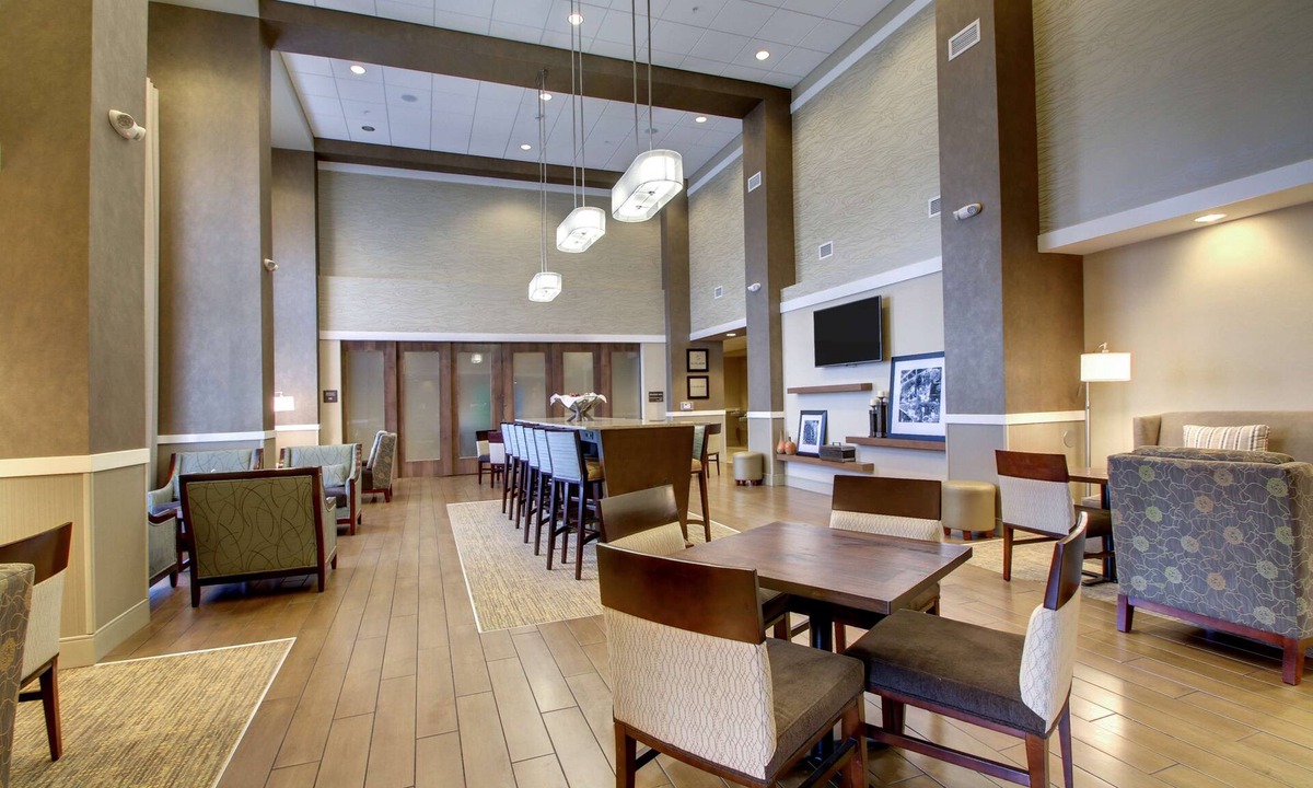 West Allis Hotel | Hampton Inn & Suites Milwaukee West