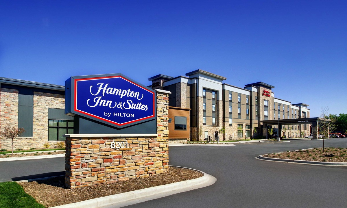 West Allis Hotel | Hampton Inn & Suites Milwaukee West