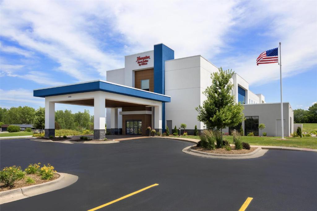 Moline Hotel | Hampton Inn & Suites Moline-Quad City Int'l Aprt