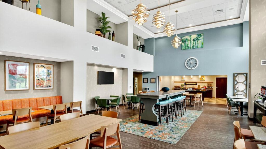 Lake Hallie Hotel | Hampton Inn & Suites Chippewa Falls