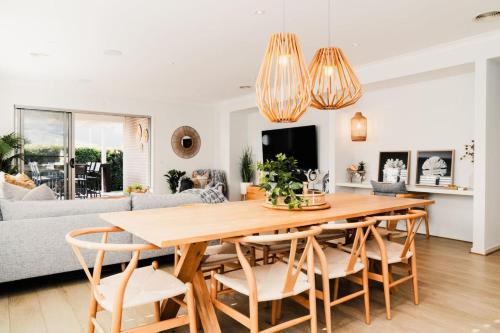 Armstrong Creek House | Hamptons Haven Luxe 4 bedroom, 2 bathroom, WIFI, Great for wedding stays Managed by Host On The Coast