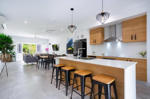 Edge Hill House | Hamptons Spa Villa - Edge Hill Cairns sleeps 9 Pet Friendly