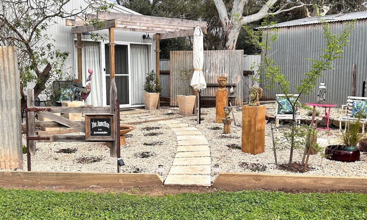 Strathalbyn Apartment | Hamptons style, studio retreat with light continental breakfast included
