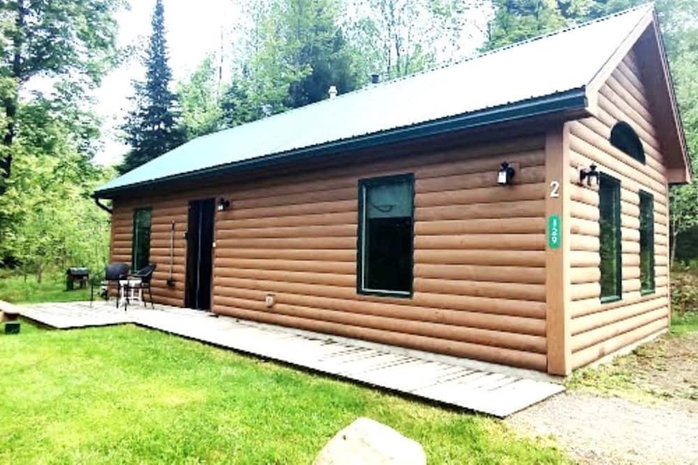Hyde Park Cabin | Handicapped Accessible Log Cabin Rental near Smugglers' Notch Park, Vermont