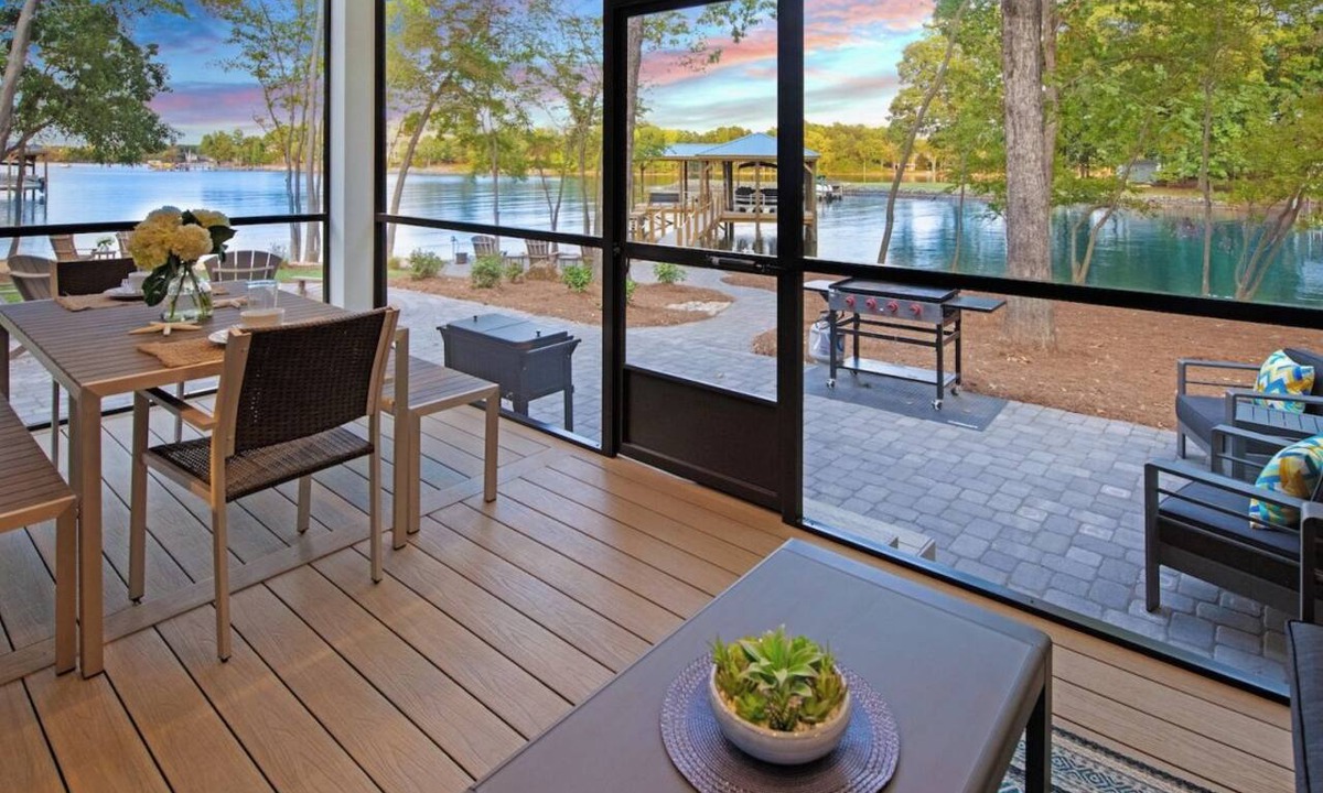 Mayhew House | Hanesbee Escape w/Beach, Hot Tub & Optional Boat Rental