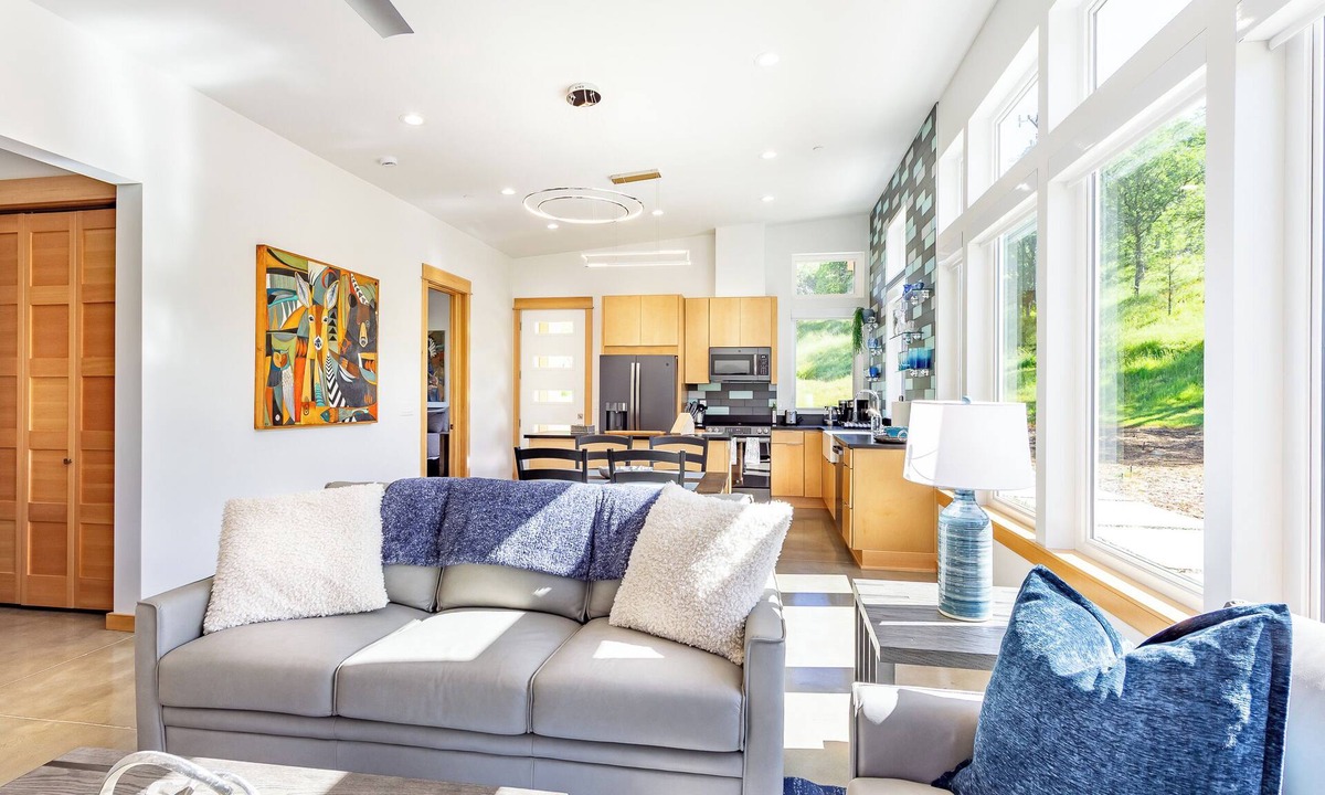 Three Rivers House | Happy Heart House: Elegant 2-bedroom house with stunning views close to the park