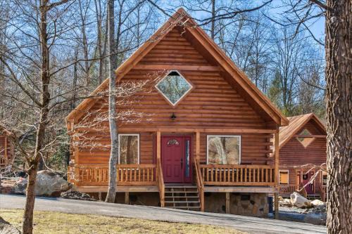 White Oak Lodge House | Happy Vibes Cabin - The Name Says It All!