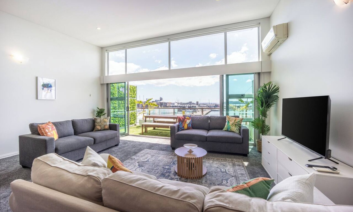 Auckland Central Business District Apartment | Harborfront Penthouse | Free Parking | Chill Vibes