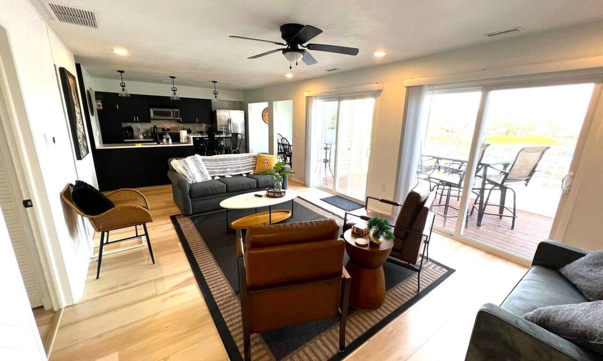 Huron Condo | Harborview on the water-sleeps 24 w/8 King Suites!