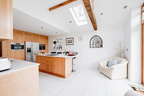 Emsworth House | Harbourways Emsworth, Pet Friendly Coastal Retreat, Contractors & Leisure, Free Parking, Walk to Pubs