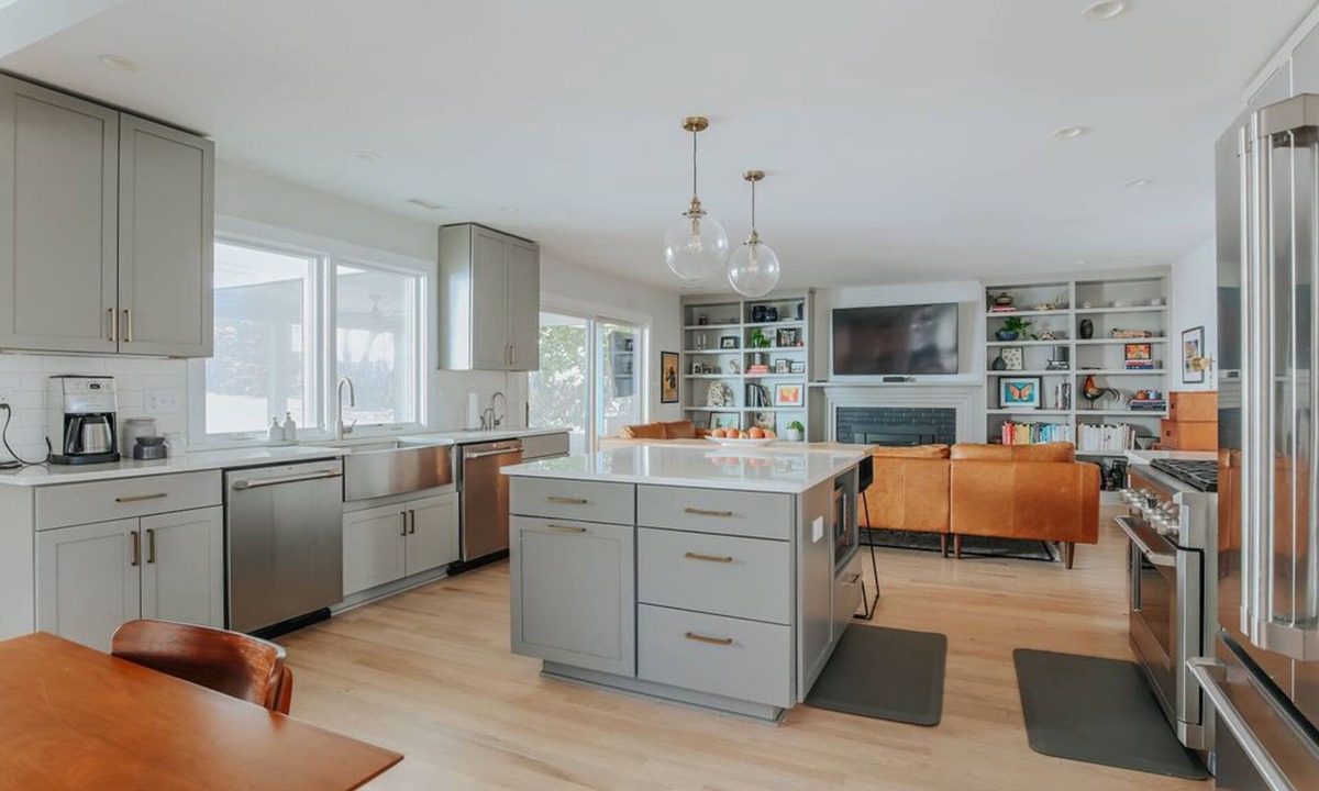 Barracks Rugby House | Hardwood Hall: Central Cville + walk/bike to UVA