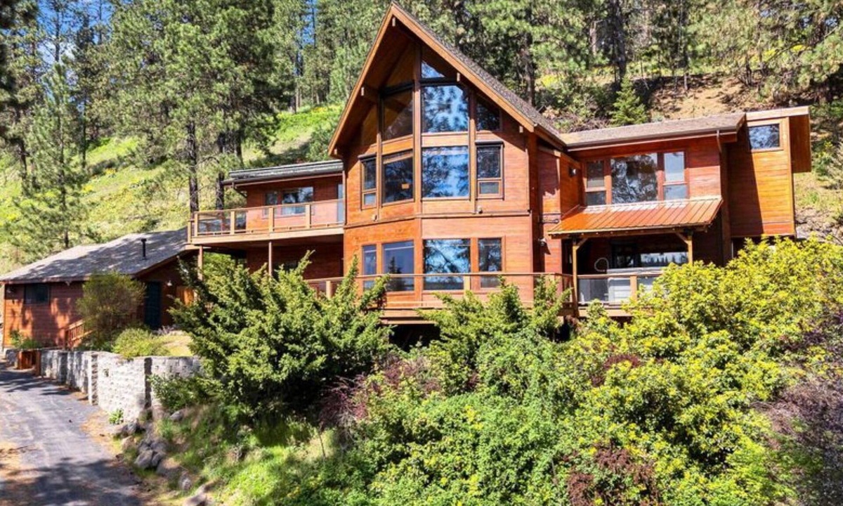 Harrison House | Harrison Lakeview Retreat - CDA Bike Trail, Lake Access, Hot Tub, Boat docks