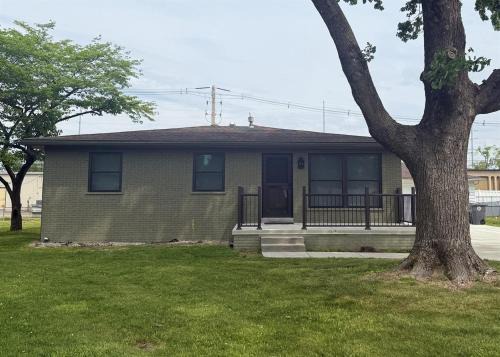 Evansville House | Harrison Place - Located on Evansville's Eastside