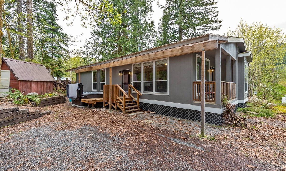 Skykomish House | Hart Haus at Stevens Pass- spacious w/hot tub, EV charger, close to hikes!