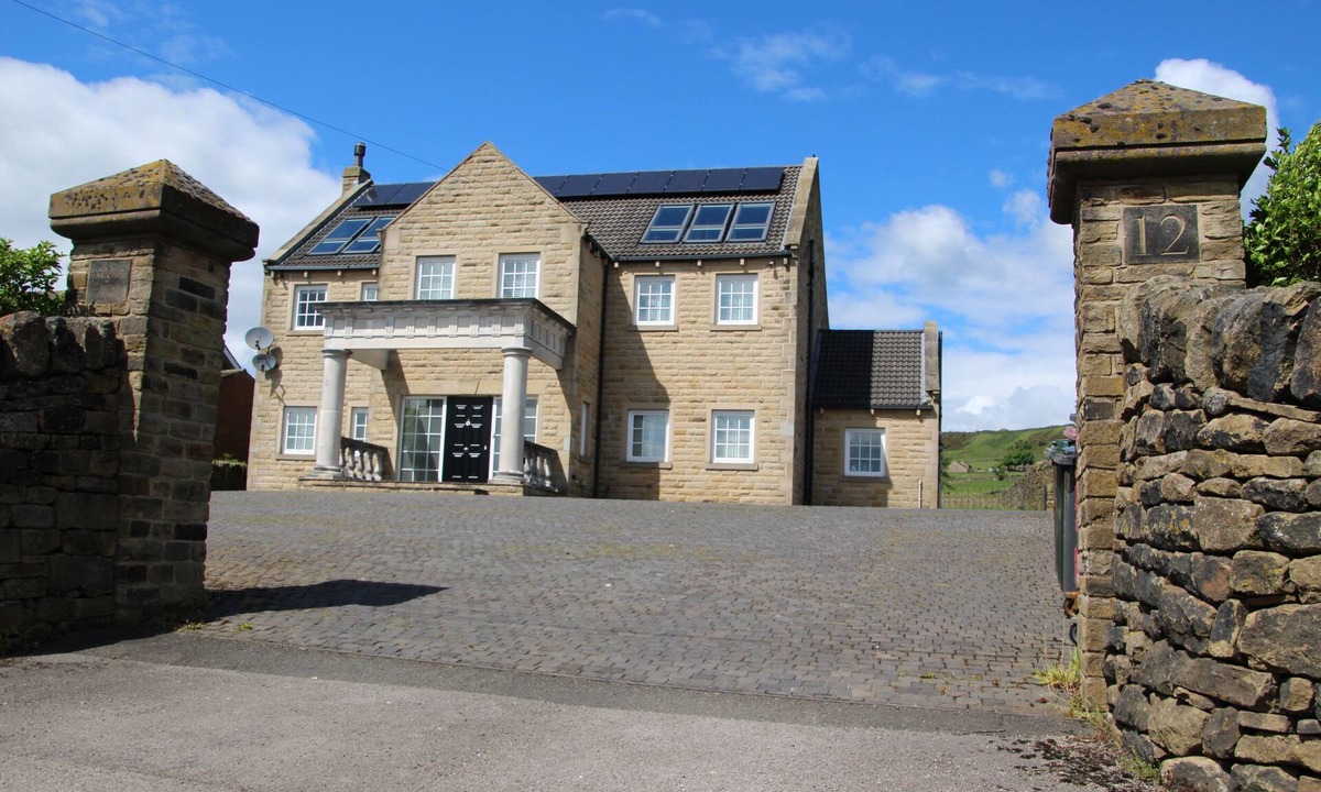 Millhouse Green Cottage | HARTCLIFFE VIEW, pet friendly, with hot tub in Millhouse Green