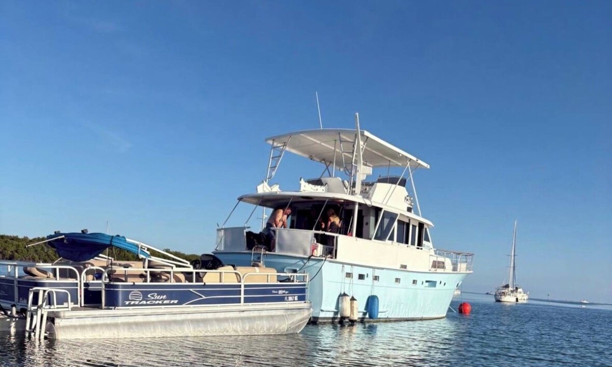 New Town House | Hatteras Sleeps 8 & SelfDrive 20' Pontoon Fishing Lobstering Snorkeling Sandbar