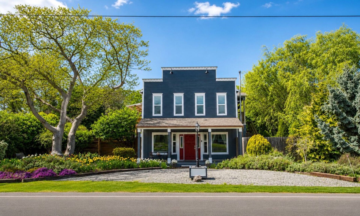 Dungeness Apartment | Haunted Saloon Suite - Hot Tub - Pet Friendly - Fenced Yard - Private Downstairs