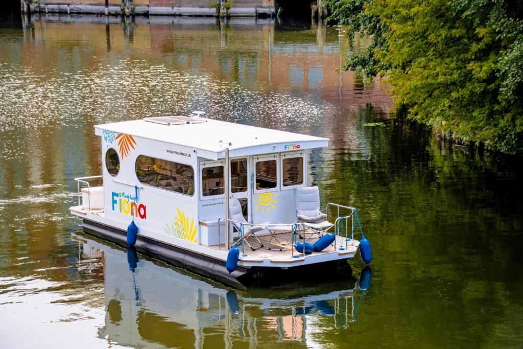 Schmoeckwitz Boat Rental | Hausboot FIONA im Yachthafen Berlin-Schmöckwitz auf der Spree und dem Müggelsee von Anfang April bis Ende Oktober