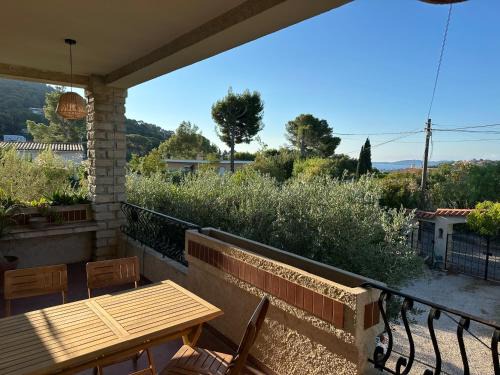 Carqueiranne Apartment | Haut de Villa classé 3 étoiles de 90m2, terrasse vue mer, plages à 5min