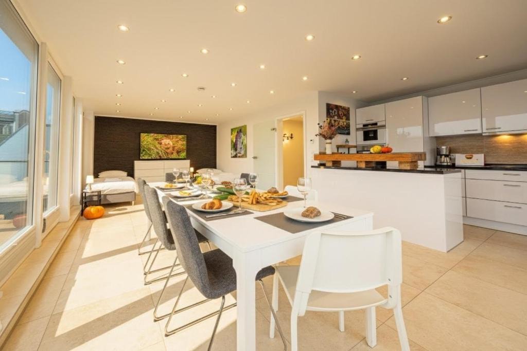 Ahrensburg Apartment | have-a-nice-Stay - Penthouse I Innenstadt I wenige Minuten zum Bahnhof I riesige Dachterrasse