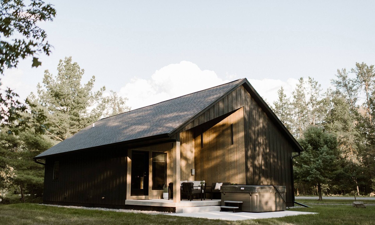 New Lisbon House | Haven+Hyde: Charming 2-bd, 1 bath HOT TUB at Castle Rock Lake, WI