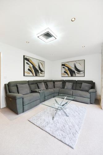 Castleford House | Haven - Spacious Luxury Home perfect for families, couples and contractors! 5mins to Xscape and Junction 32!
