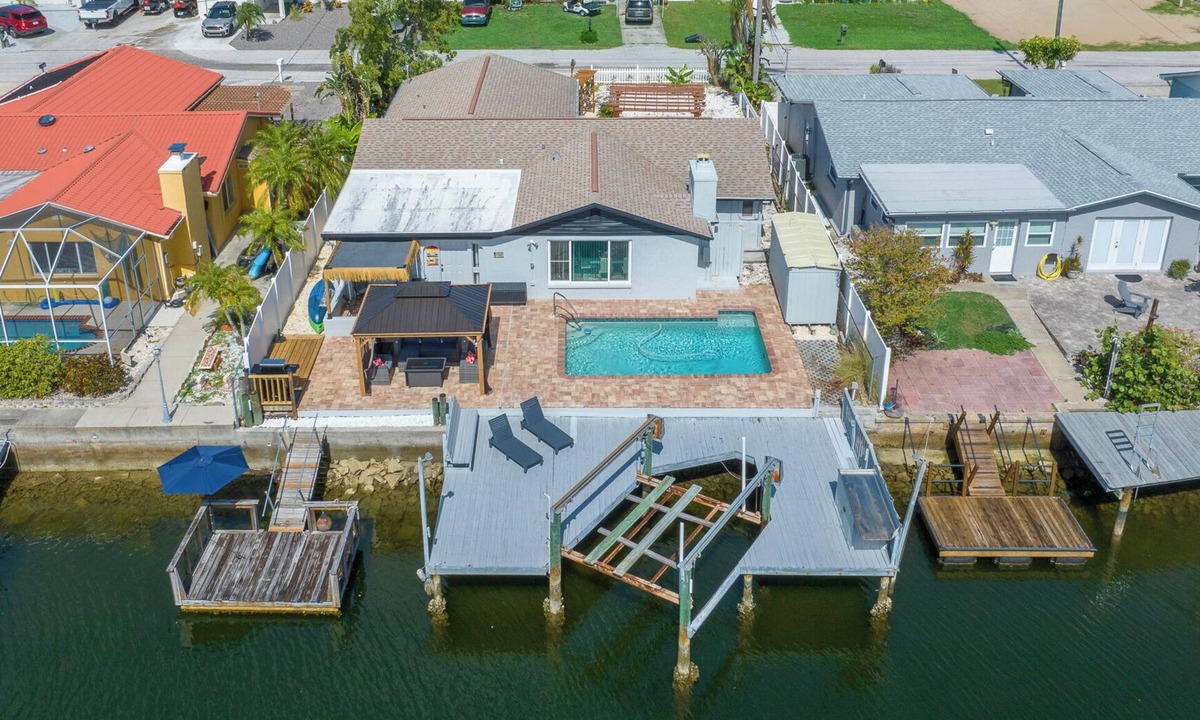 Hudson Beach Estates House | Haven Waterfront Walk to Beach, Pool, Kayak, Games