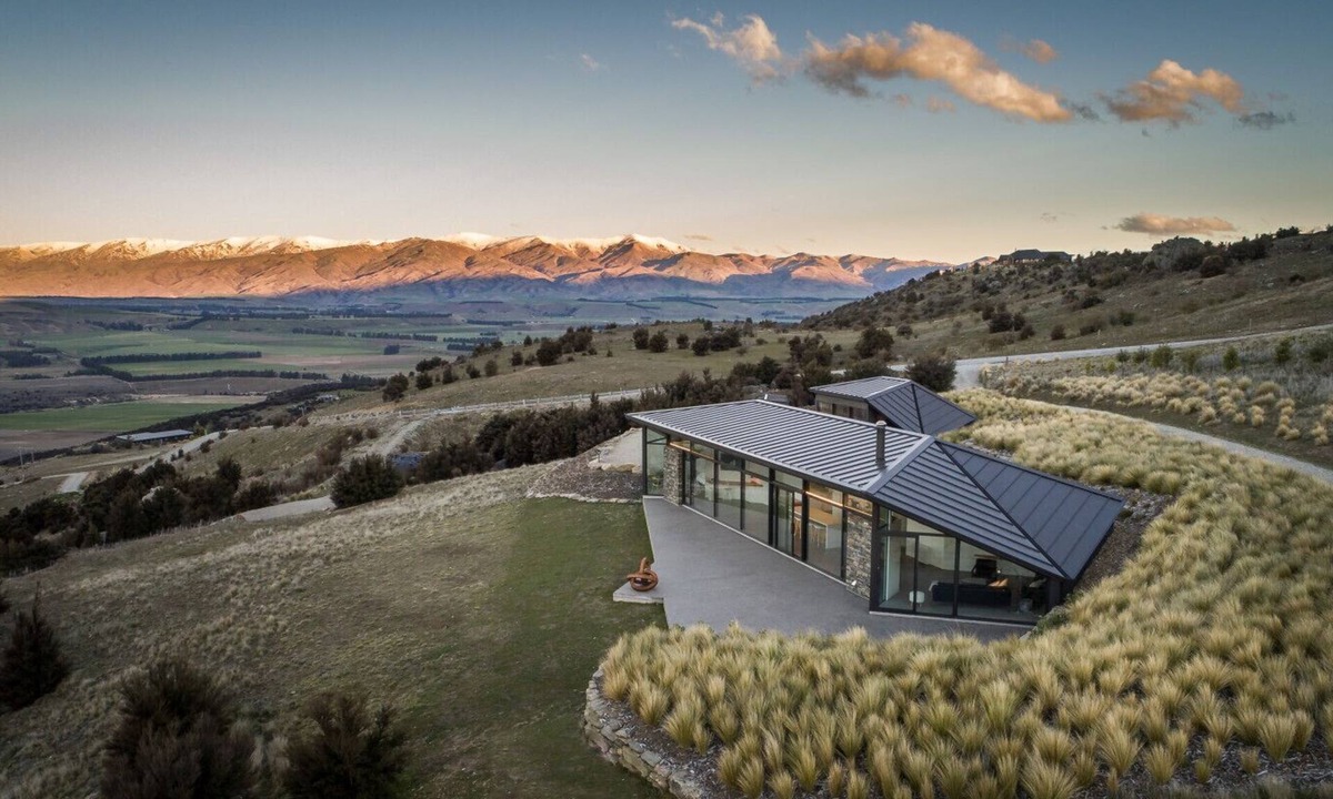 Queensberry Villa | Hawk House: Tranquil Architectural Sanctuary with Sweeping Otago View
