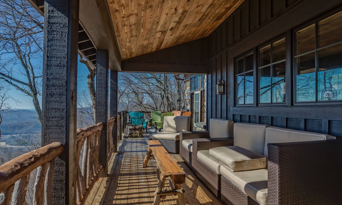 Lynn House | Hawks View | Luxuriously Appointed Home | Less Than 15 Minutes from TIEC