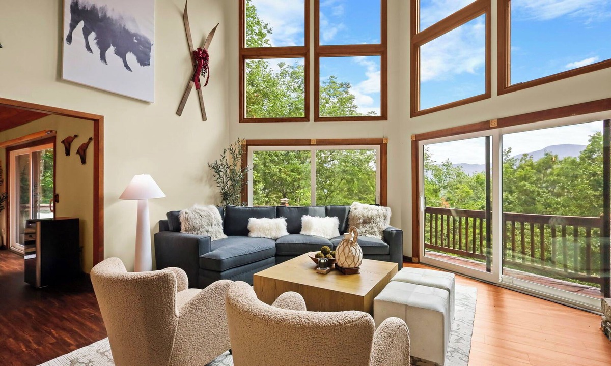 Seven Devils House | Hawksnest Cabin with Mountain views, Hot Tub and Gameroom. Family & Pet friendly
