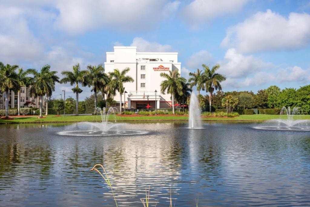 West Palm Beach Hotel | Hawthorn Extended Stay by Wyndham West Palm Beach Airport