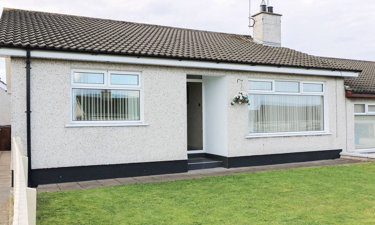 Portrush Cottage | HAZEL COTTAGE, pet friendly, country holiday cottage in Portrush