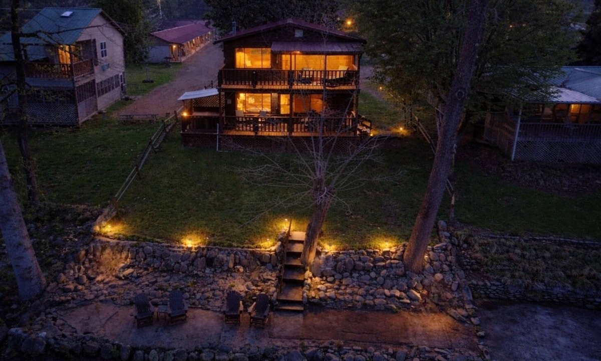 Townsend Cabin | Hazel's Hideaway -Private riverfront 3 bed 2 bath cabin with hot tub!