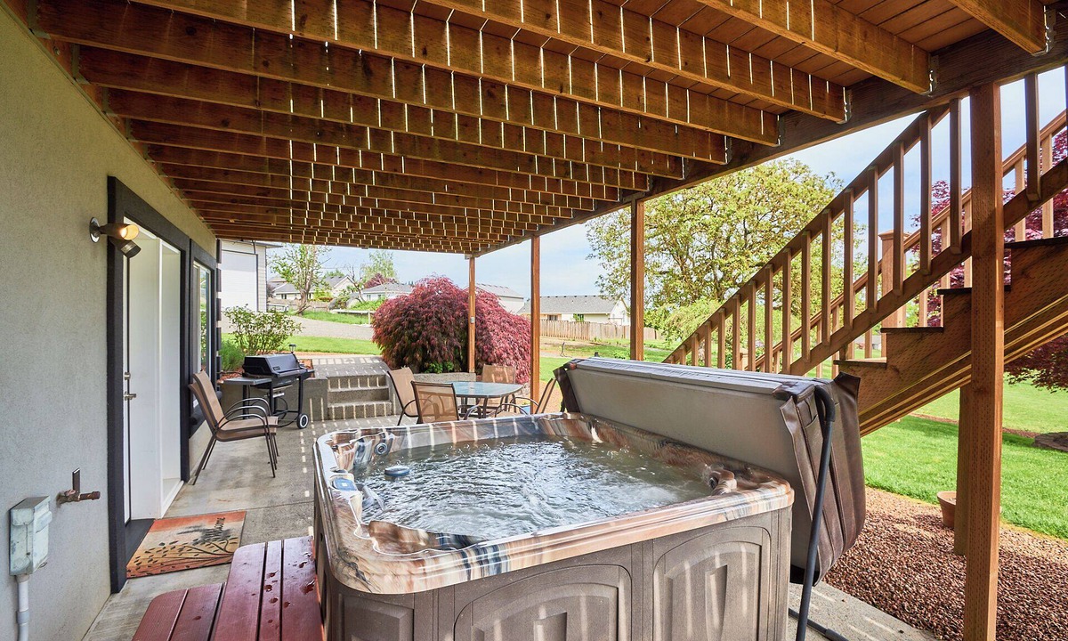 Dundee House | Hazelwood Haven: Private Guest Suite w/Hot Tub