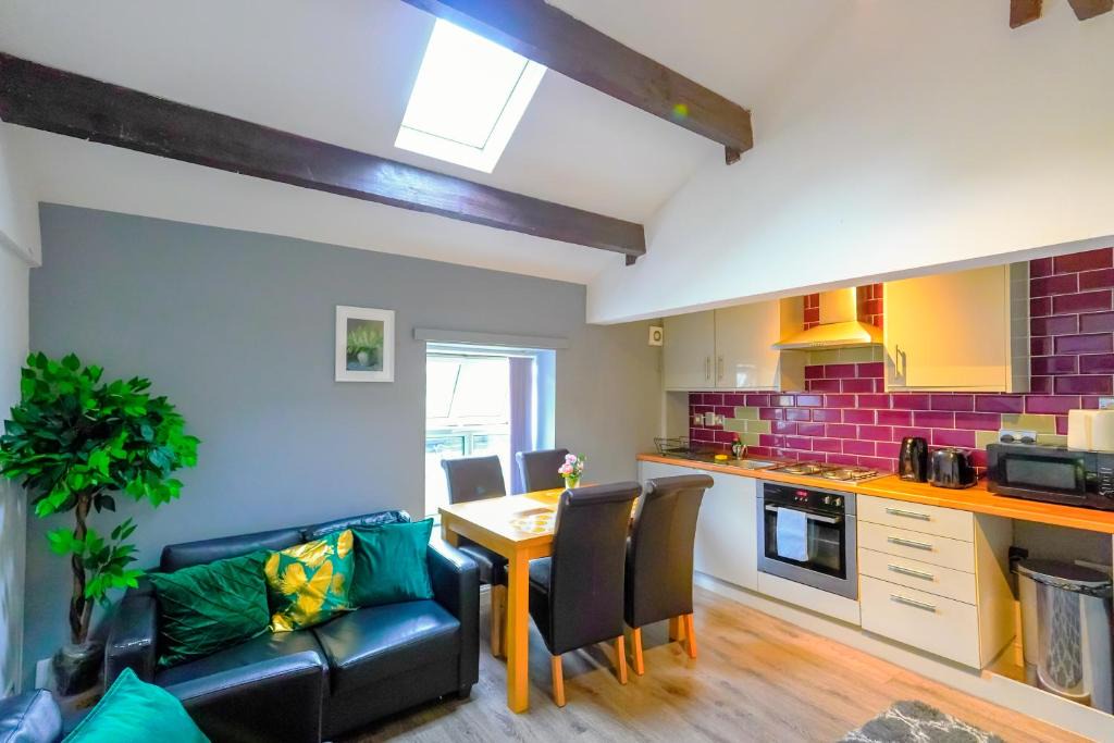 Headingley Apartment | Headingley 2 Bedroom first floor cottage flat Near Universities shops& Park