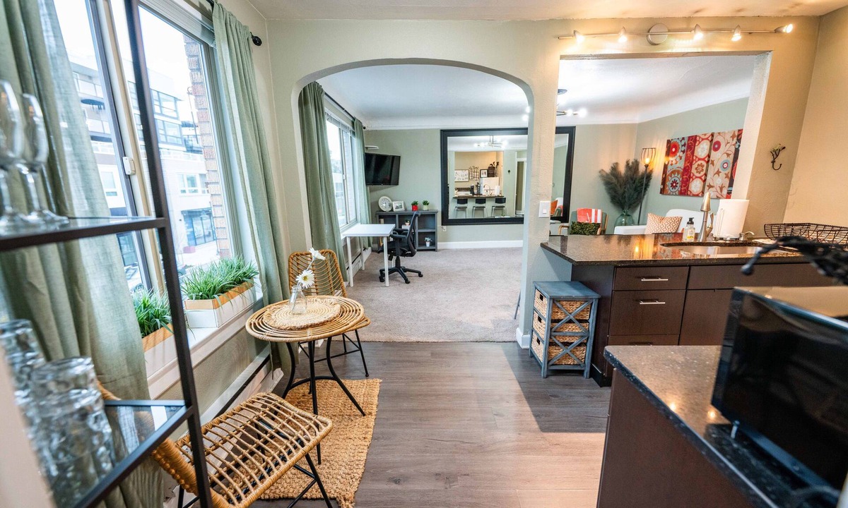Moss Bay Apartment | Heart of Downtown Kirkland - 500 Feet from the Beach