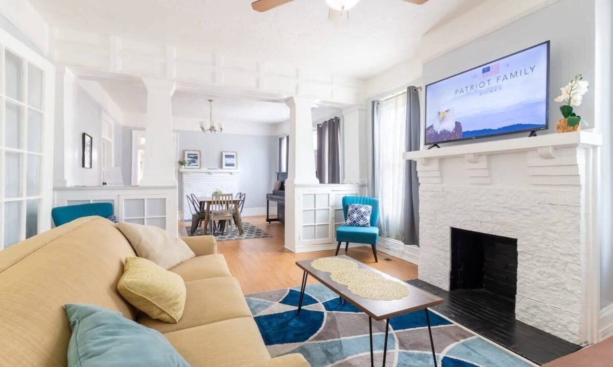 Columbus House | Heart of Downtown, Shops & Dining - Cozy Craftsman