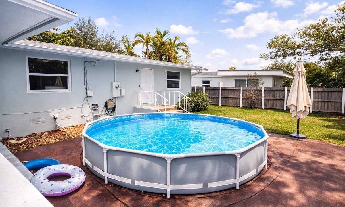 Royal Poinciana House | Heart of Hollywood Villa near the beach