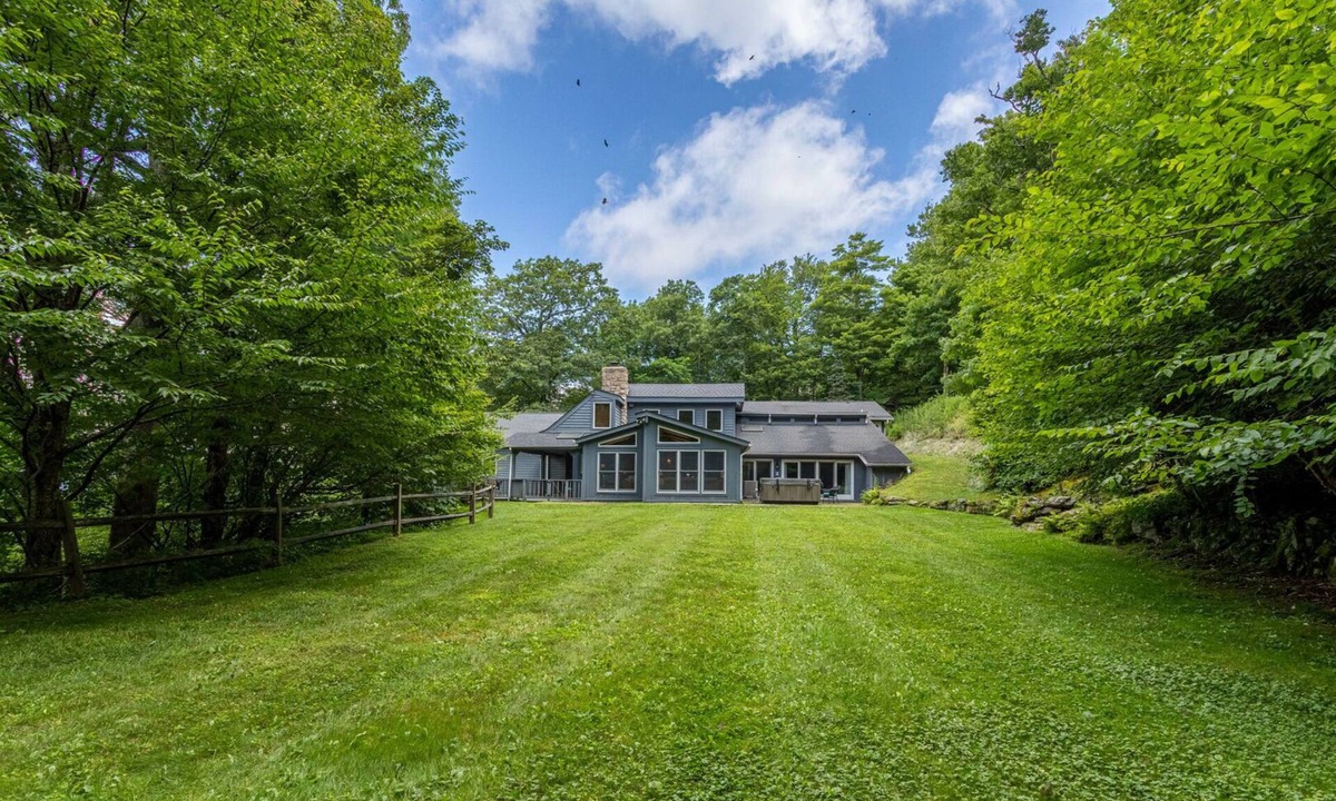Blowing Rock House | Hearthstone- AppSki Mtn home with it all: hot tub, game room, fire pit, pets!