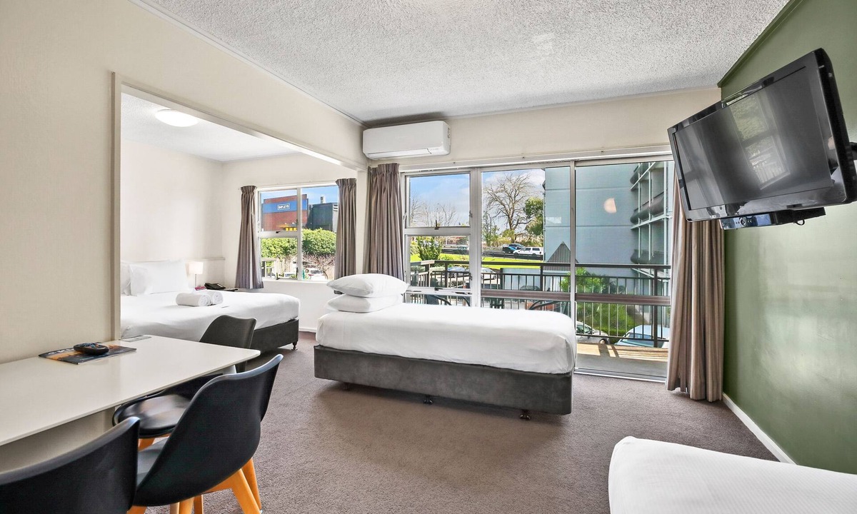 Hamilton North Hotel | Heartland Ambassador Hotel Hamilton