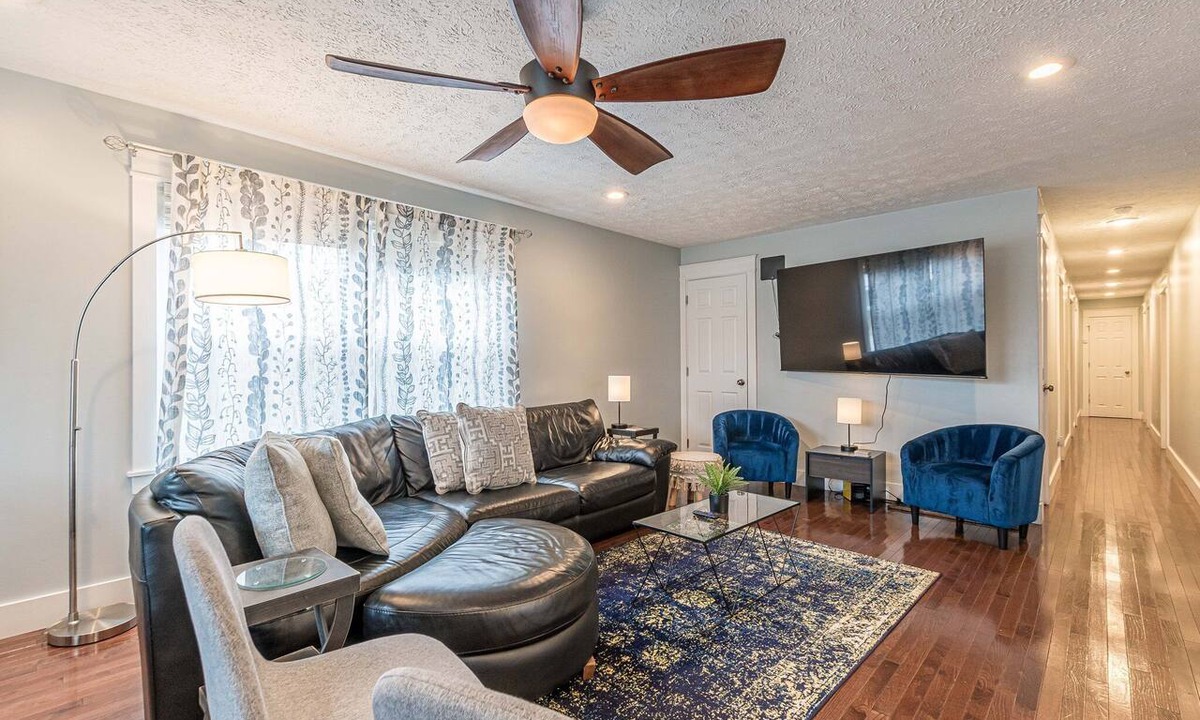 West End Apartment | Heated & Comfy! | Offstreet Parking