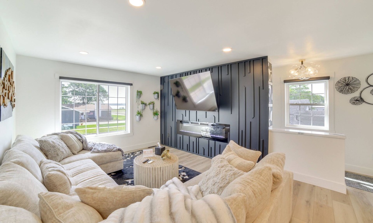 Gladstone House | Heated Garage, Walk to Waterfront: Michigan Escape