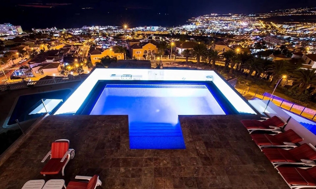 San Eugenio Villa | Heated Pool, Elevator, Gym, Sauna, Jacuzzi, Air Con - ALL included in the price