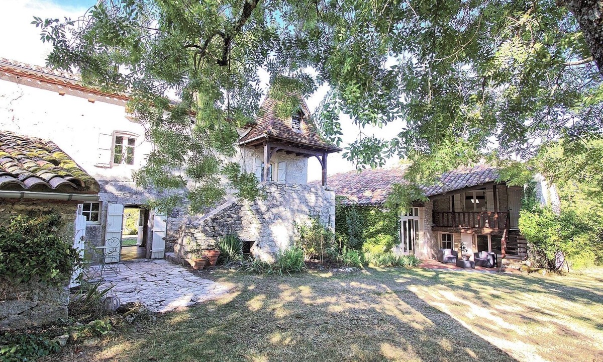 Montaigu-de-Quercy House | Heated pool + tennis court: Barn conversion with space to relax